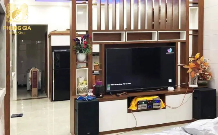 Gia chủ có thể sử dụng kệ tủ để che chắn bếp với các khu vực khác