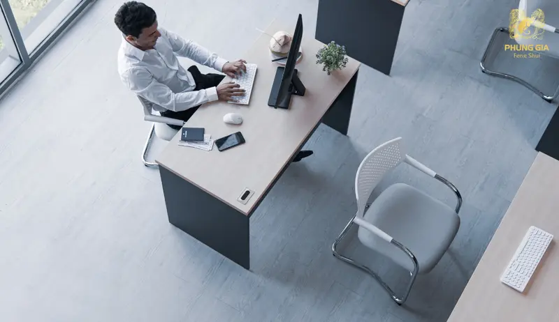 Bàn làm việc quay về hướng cát và có điểm tựa vững sau lưng giúp người tuổi Thìn ổn định sự nghiệp, tăng quý nhân trợ lực