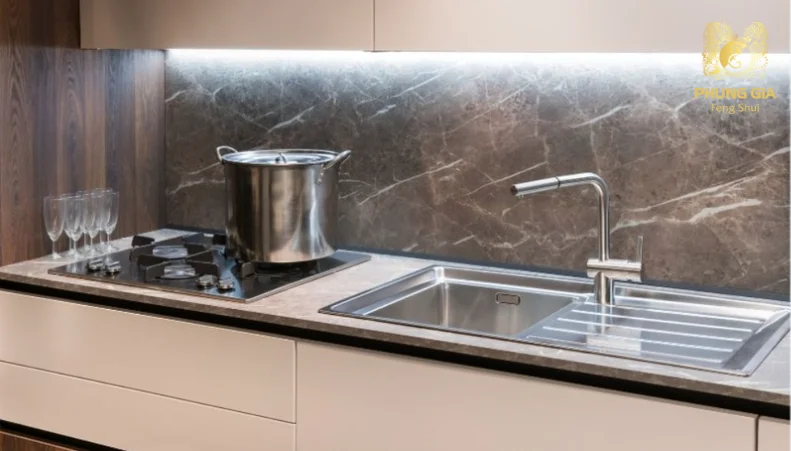 Việc đặt bếp quá gần bồn rửa