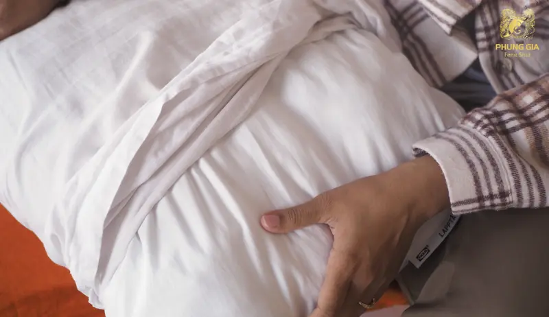 Khi để tỏi dưới gối cần tránh tiếp xúc trực tiếp với da, không dùng tỏi hỏng và không thay thế việc cải thiện không gian ngủ