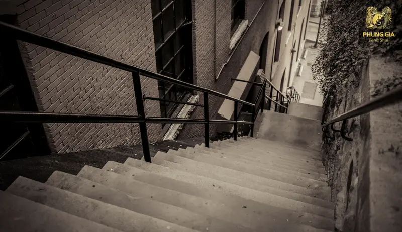 Không gian bí bách, ẩm thấp và thiếu ánh sáng dễ tạo cảm giác nặng nề, ảnh hưởng đến tinh thần và giấc ngủ