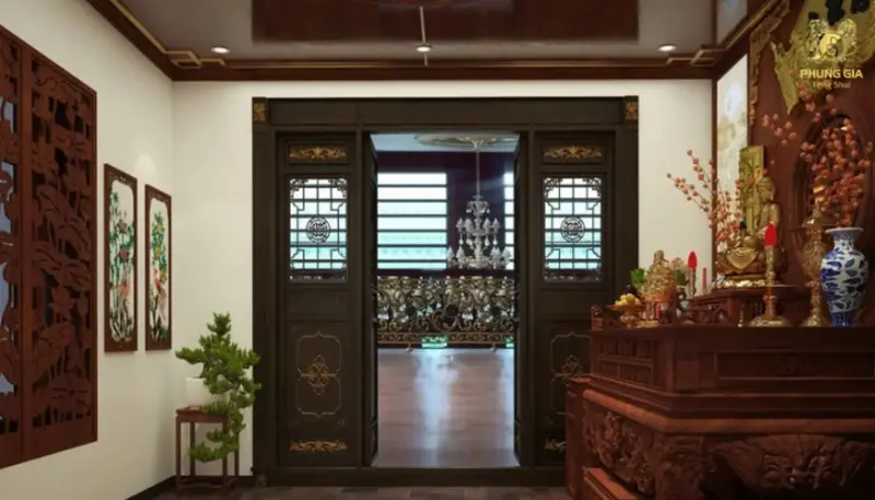 Không gian phòng thờ trang nghiêm với thiết kế cửa hài hòa, đảm bảo yếu tố phong thủy và sự tĩnh lặng cần thiết