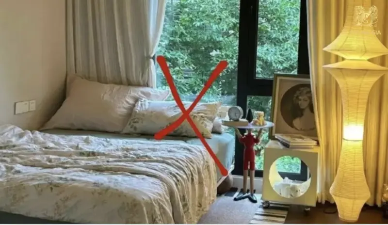  Không nên kê giường tựa vào cửa sổ