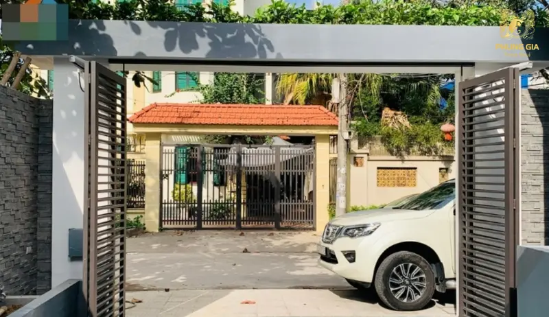 Bố trí cổng xe hơi và cổng đi bộ hợp lý giúp đón sinh khí, tránh tán khí và giữ vững vượng khí cho ngôi nhà