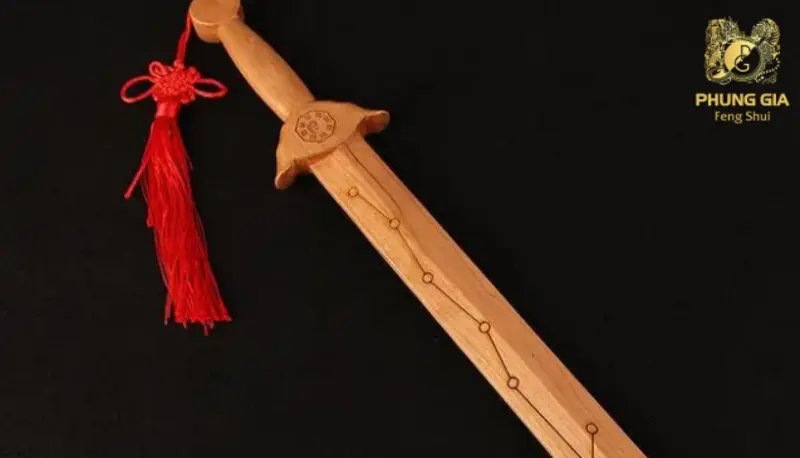 Kiếm gỗ đào tượng trưng cho sức mạnh bảo hộ, thường dùng để tăng dương khí cho ngôi nhà