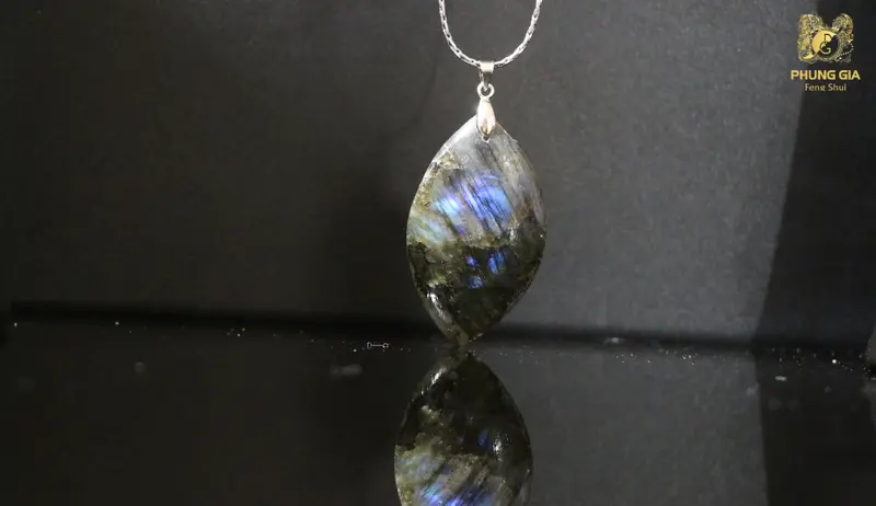 Labradorite giúp người mệnh Thủy bảo vệ năng lượng, tăng tư duy chiến lược và sáng tạo trong công việc, kinh doanh