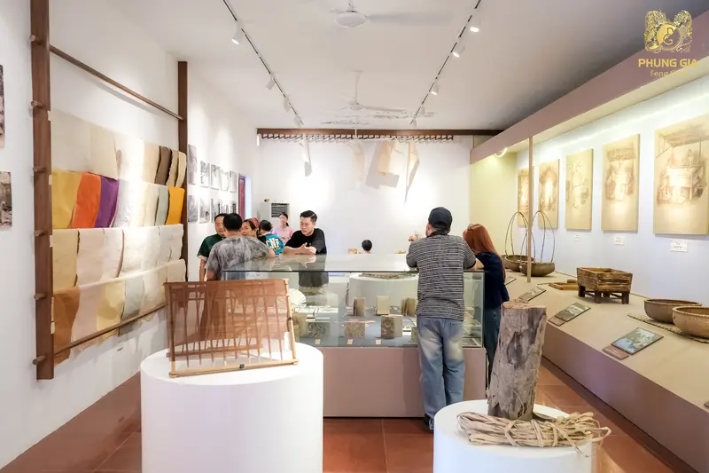 Master Phùng Phương quan sát, học hỏi và trao đổi cùng nghệ nhân để chọn lựa giấy dó tinh túy cho Linh Phù 2026