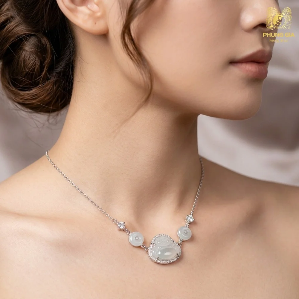 Ảnh đeo trên cổ mẫu