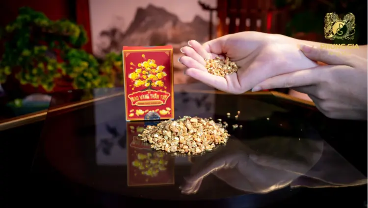 Rải gạo vàng là một tập tục được tin rằng giúp gia chủ thu hút tài lộc