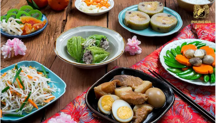 Bữa cơm giao thừa là lúc gia đình sum vầy, cùng nhau tạ ơn trời đất, tổ tiên, đồng thời gửi gắm ước vọng về một năm mới an khang, thịnh vượng