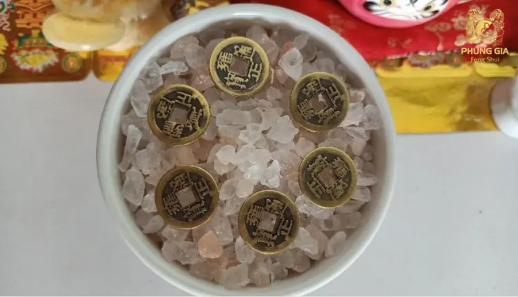 Hũ muối – tiền là một vật phẩm phong thủy giản dị nhưng giàu ý nghĩa, giúp làm sạch không gian, tích tụ tài khí và ổn định vượng vận cho gia chủ