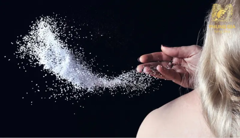  Ném muối qua vai trái cuối ngày