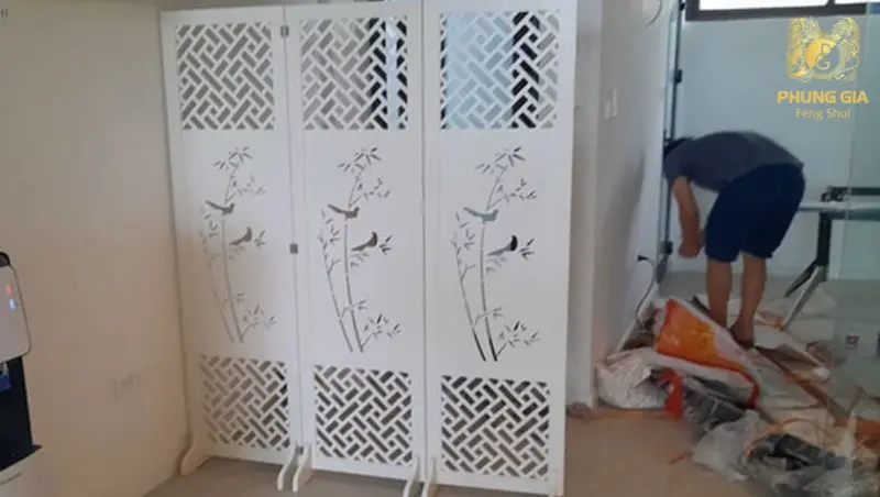 Nên lắp đặt bình phong che chắn