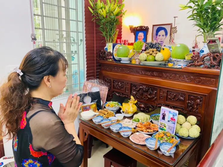 Mâm cúng gia tiên ngày Vu Lan thể hiện lòng hiếu kính và biết ơn tổ tiên