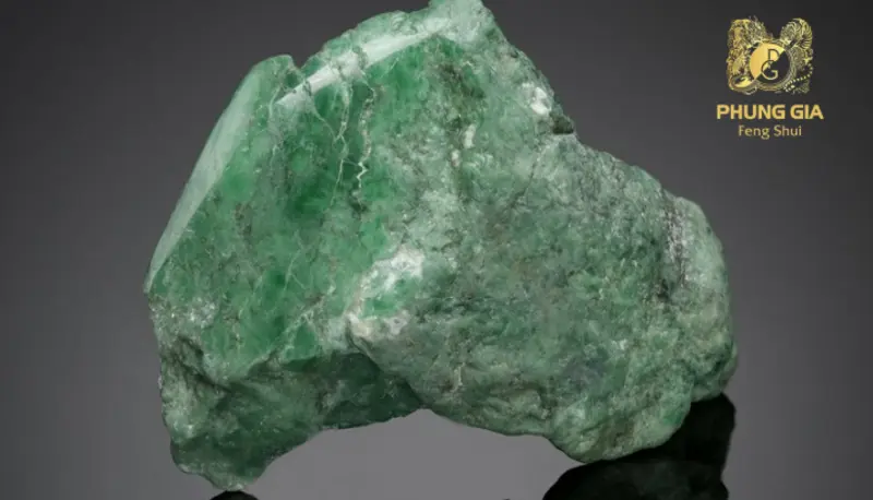 Với năng lượng hiền hòa nhưng bền vững, ngọc bích là lựa chọn phù hợp cho gia chủ mong muốn bảo vệ trường khí theo hướng ổn định, lâu dài và cân bằng tinh thần trong cuộc sống hằng ngày