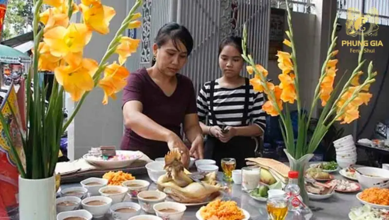 Người đứng khấn có thể là nam hoặc nữ