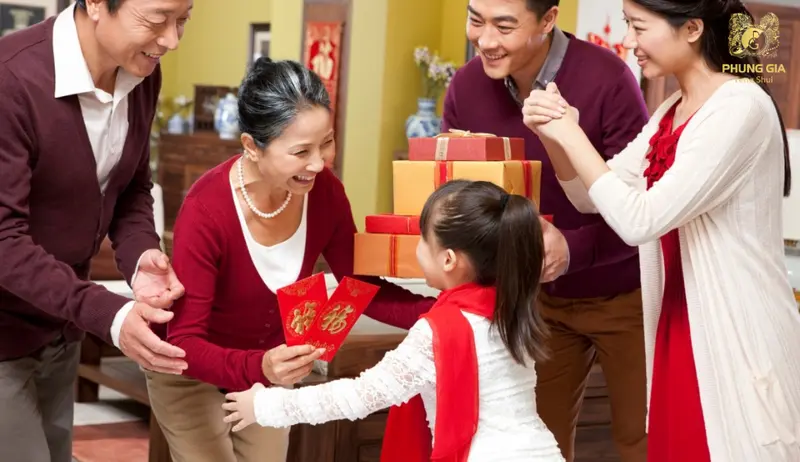  Người xông đất đầu năm mang theo vượng khí