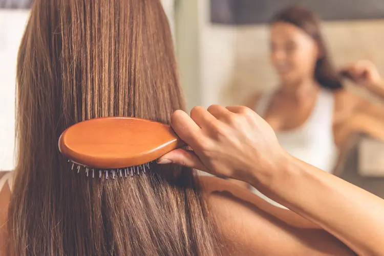 Gia chủ nên hạn chế soi gương vào khuya, đồng thời che gương lại khi không sử dụng