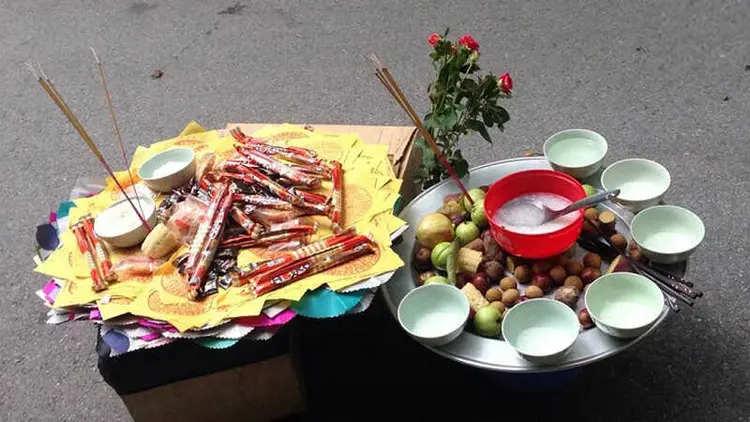 Nghi thức cúng cô hồn cần được thực hiện ngoài trời