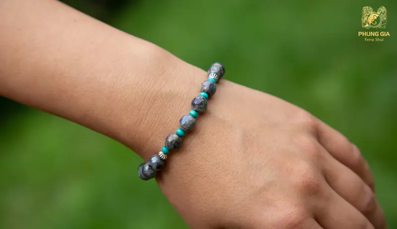 Nữ mệnh Thủy nên chọn đá xanh, trắng, đen