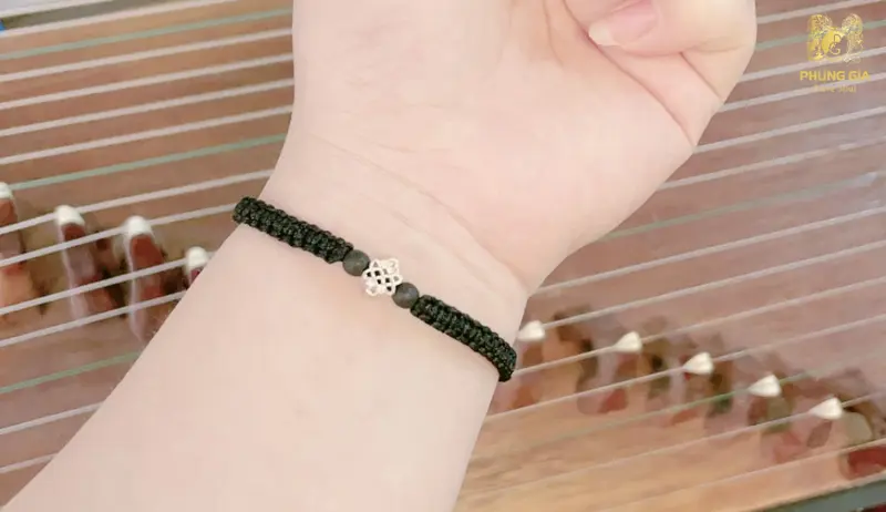 Nút thắt vô tận biểu tượng của tài lộc bền vững và nhân duyên viên mãn