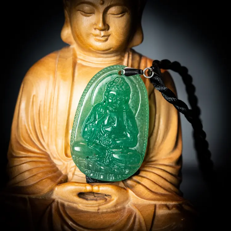 Hình ảnh hoa sen dưới chân Phật A Di Đà tượng trưng cho sự thanh tịnh và siêu thoát khỏi mọi khổ đau