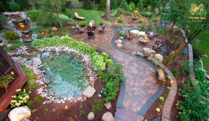 Ao hồ sau nhà không cân đối – Thủy vượng khắc Hỏa, ảnh hưởng sức khỏe và sự nghiệp