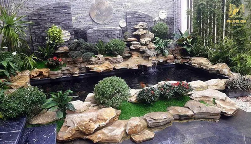 Ao hồ sau nhà nhỏ, nông, uốn lượn, tụ Thủy sinh khí, mang tài lộc và năng lượng hài hòa