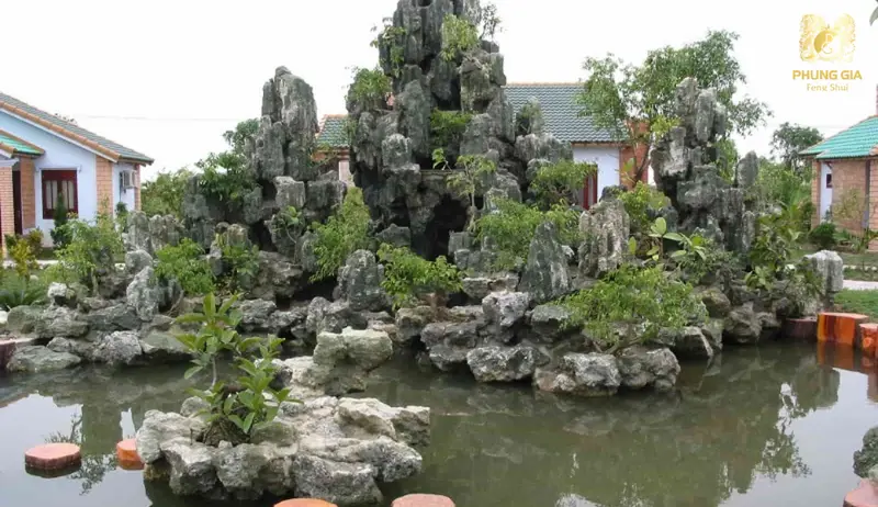 Đắp gò đất hay hòn non bộ phía sau nhà, tạo “Sơn” giả, điểm tựa vững vàng và cân bằng phong thủy