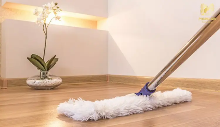 Mua chổi và đồ lau mới để quét sạch xui rủi