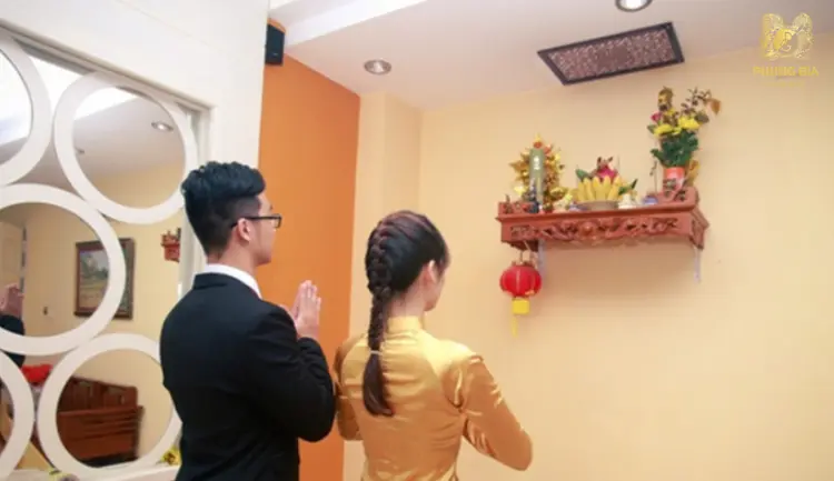 Thắp hương khấn cáo Thần linh và Gia tiên