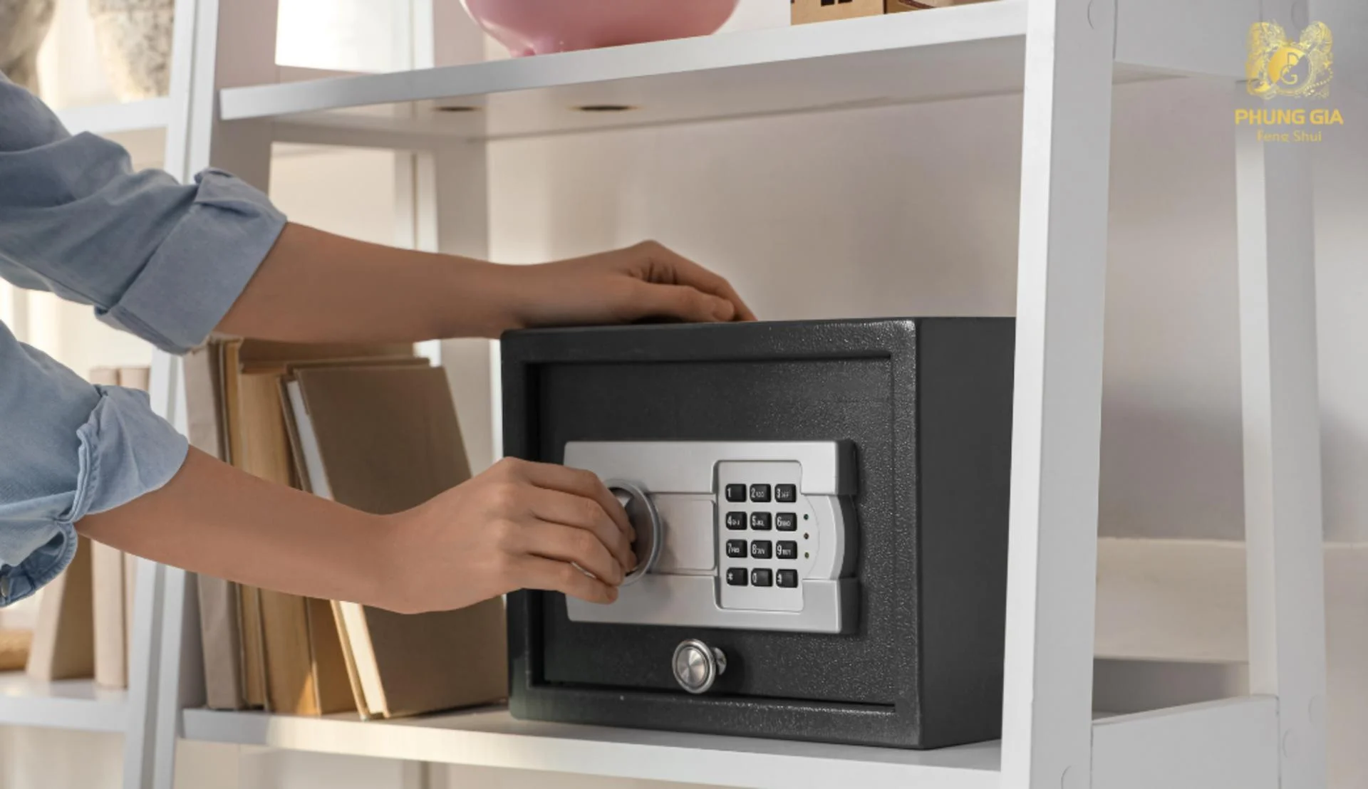 Hướng mở két sắt đúng phong thủy giúp kích hoạt dòng khí tài lộc và giữ tiền bền vững theo mệnh gia chủ