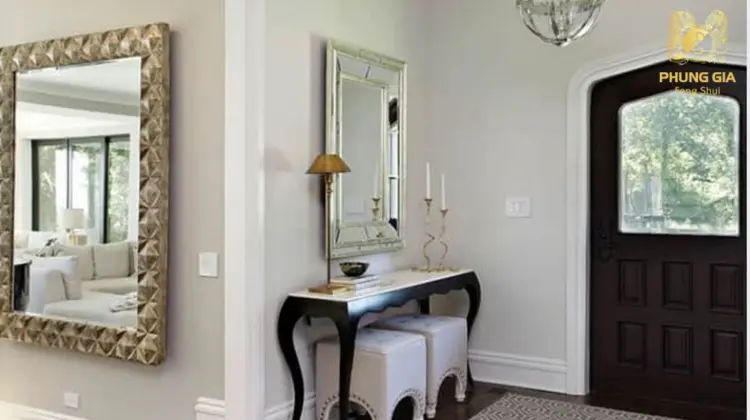 Gương nên đặt lệch với cửa chính