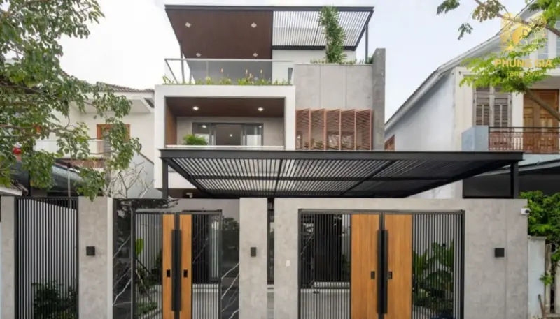 Cổng nhà là nơi nạp khí đầu tiên của ngôi nhà, quyết định dòng vận may, tài lộc và năng lượng lưu thông trong toàn bộ không gian sống nên cần phải được thiết kế chuẩn phong thủy