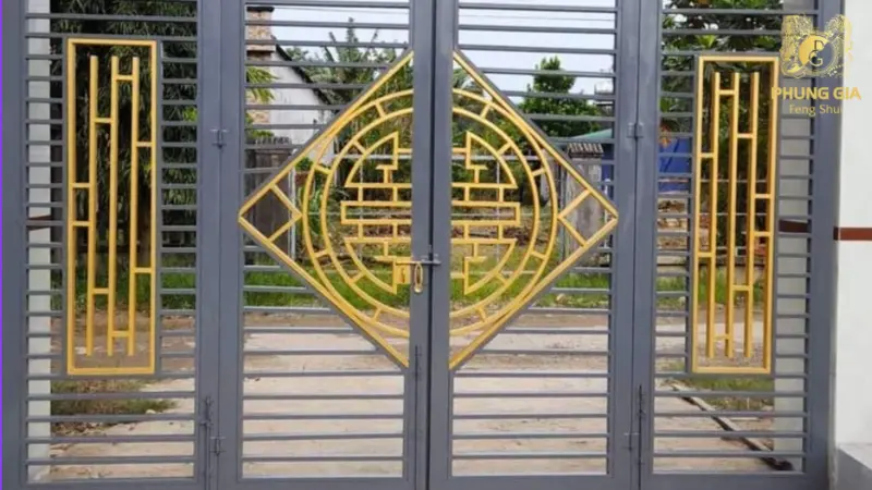 Cổng 4 cánh thường thấy ở những ngôi nhà có kích thước lớn