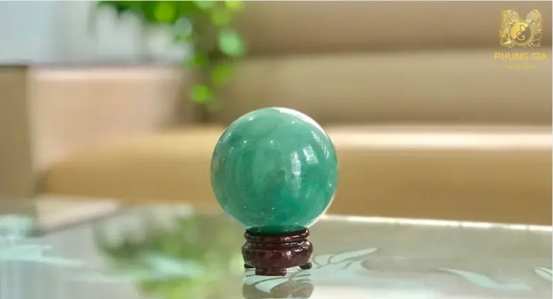 Quả cầu đá thạch anh giúp tăng cường năng lượng tích cực, giữ tài lộc và ổn định gia đạo