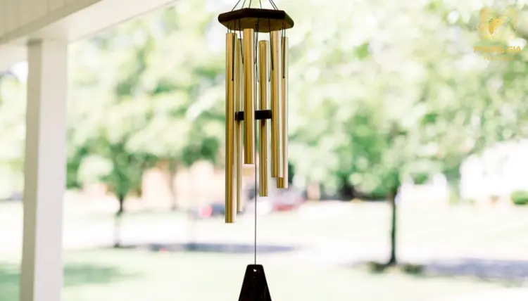 Gia chủ có thể treo chuông gió trước hiên nhà để hỗ trợ hóa giải thế phạm