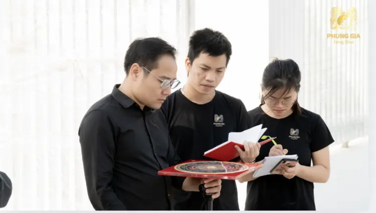 Master Phùng Phương cùng trợ lý sẽ giúp gia chủ tìm ra những giải pháp phong thủy tận gốc rễ