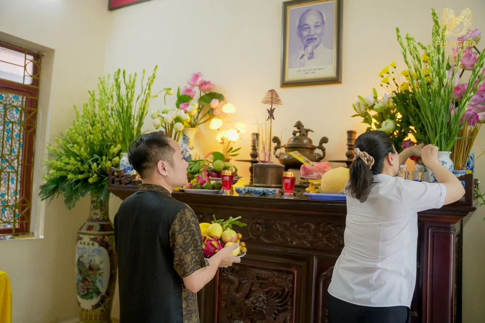 Chuẩn bị lễ vật dâng hương tại Nghĩa trang Liệt sĩ Thành phố Hà Nội
