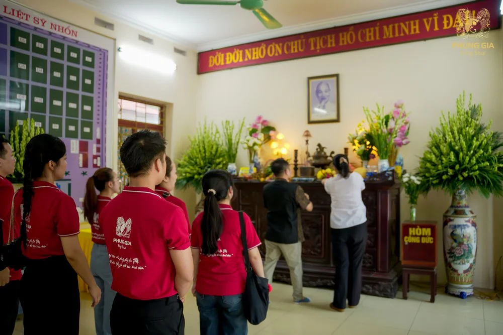 Đoàn Phùng Gia trước ban thờ tưởng niệm các anh hùng liệt sĩ