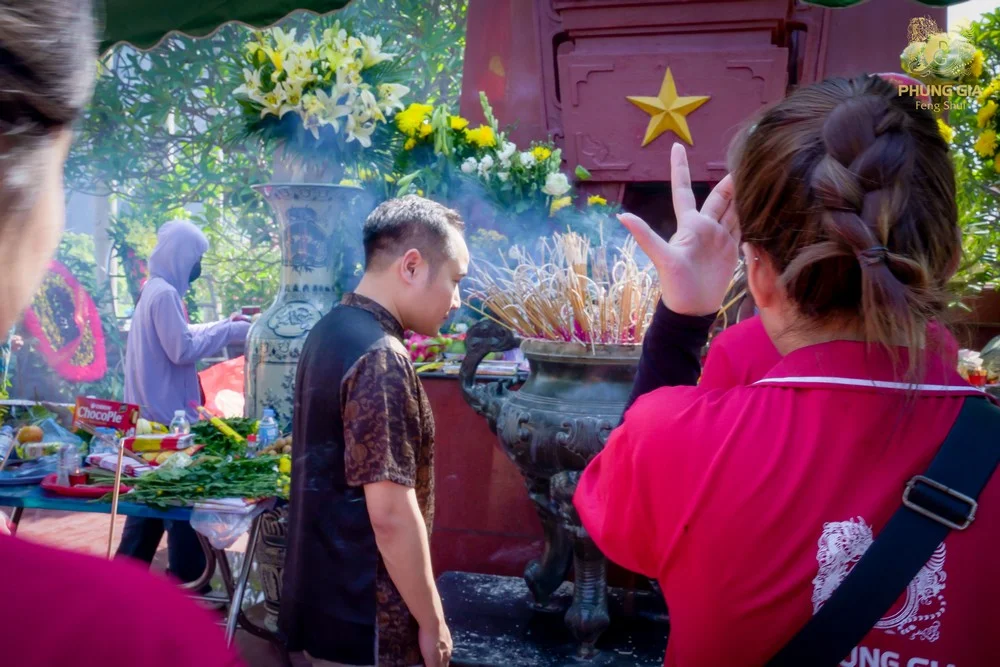 Thành viên đoàn Phùng Gia dâng hương tại đài tưởng niệm liệt sĩ