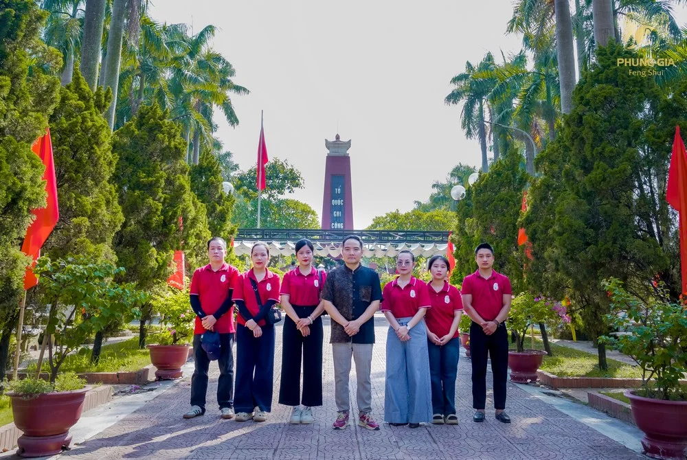 Phùng Gia dâng hương tri ân tại Nghĩa trang Liệt sĩ Hà Nội