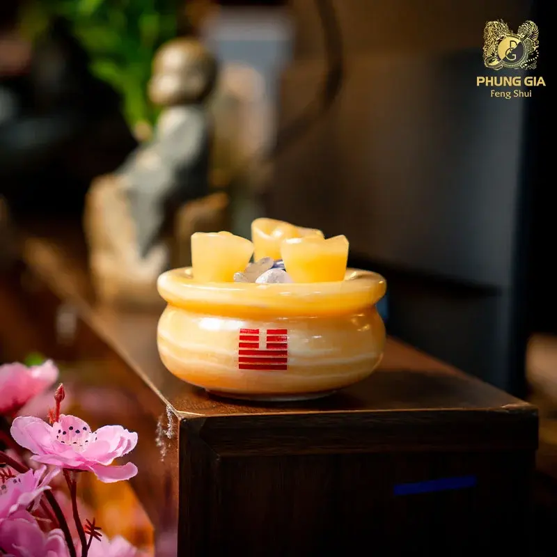 Khi bố trí vật phẩm nên sắp xếp gọn gàng, cân đối để giữ sự hài hòa tổng thể cho không gian