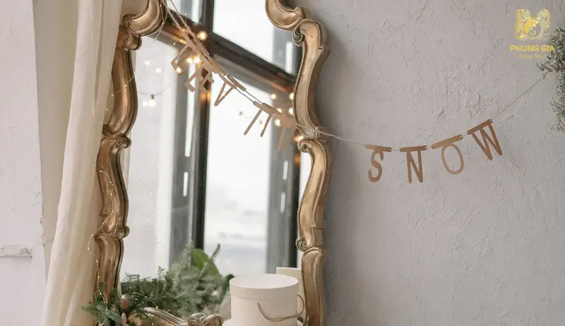 Gương khung kim loại tăng Kim khí, đặt đúng vị trí để giữ năng lượng hài hòa