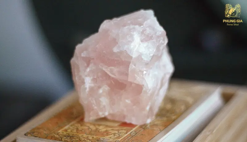 Thạch anh hồng giúp phòng ngủ mệnh Hỏa dịu năng lượng, thư giãn tinh thần và ngủ sâu