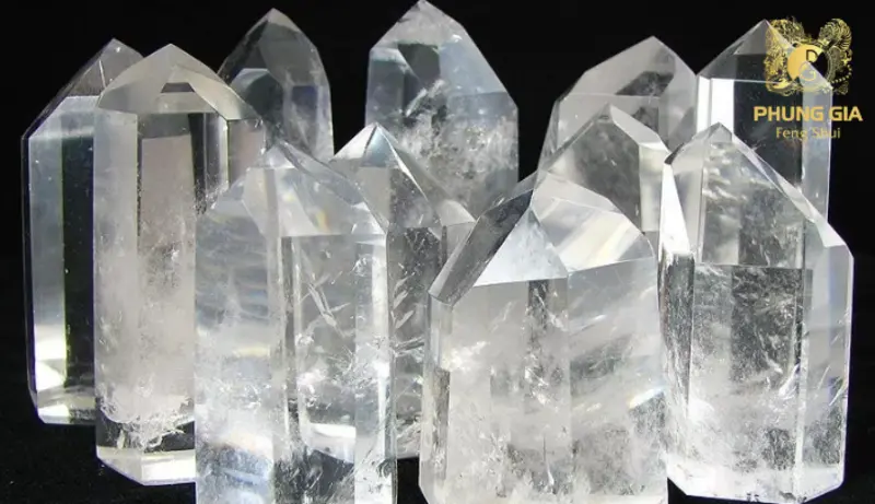 Thạch anh trắng được xem là “viên đá của ánh sáng”, mang năng lượng dương mạnh và thuần khiết