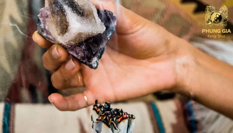 Gia chủ nên định kỳ thanh tẩy để nạp lại năng lượng cho đá