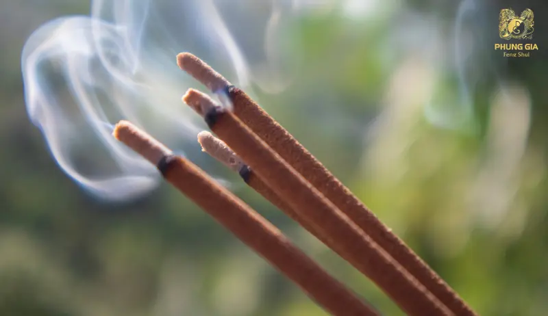 Thắp nhang mỗi ngày giúp giữ vững sinh khí và chiêu tài cho cửa hàng