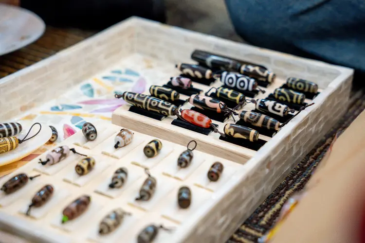 Thiên Dzi không chỉ là bảo vật của đất trời, mà còn là ngọn đèn soi đường cho tâm linh và cuộc sống