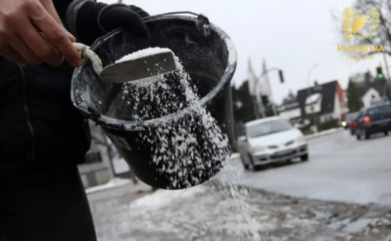  Thực hiện rắc muối từ khu vực kín